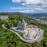 Luchtfoto van Basiliek da Santa Luzia in Viana do Castelo, omgeven door groene heuvels met uitzicht op de stad en bergen.
