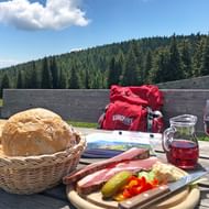 Almjause mit Vernatsch beim Wandern in Südtirol