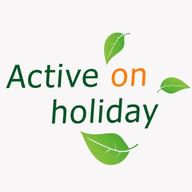 Active on Holiday logo met groene en oranje tekst en drie decoratieve groene bladeren geplaatst rond de tekst op lichte achtergrond.