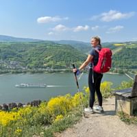 eh-wandelen-rheinsteig-uitizcht-wandelaar