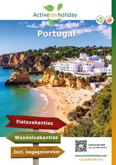 Portugal brochure met witte gebouwen op kliffen boven zandstrand met turquoise water. Borden tonen fiets- en wandelvakanties.