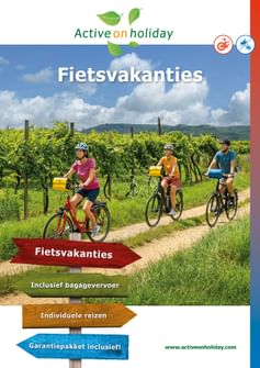 Brochurecover met drie fietsers door wijngaardrijen. Titel 'Fietsvakanties' met borden voor bagagevervoer en individuele reizen.