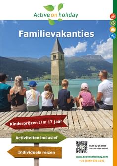 Familie zit op houten steiger kijkend naar verzonken kerktoren in turquoise meer met bergen. Active on Holiday brochure familievakanties.