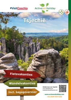 Brochure omslag met hoge rotsformaties in Tsjechisch boslandschap met regenboog. Tekst toont fiets- en wandelvakanties met bagagevervoer.