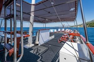 Buitendek van MS Mirabela met zonnescherm, ligstoelen en uitzicht op de blauwe Adriatische Zee langs de Kroatische kust.