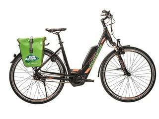 Zwarte e-bike met lage instap, verende voorvork en groene Fun Active waterdichte fietstas op bagagedrager.