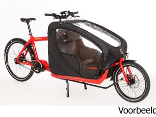 Rode elektrische bakfiets met grote zwarte gesloten voorste bak met gaasvensters. De fiets heeft twee voorwielen en toont 'Voorbeeld'-tekst.