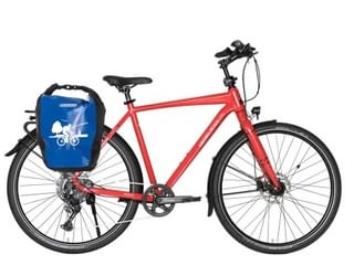 Rode toerfiets met zwarte spatborden, schijfremmen, bagagedrager en blauwe waterdichte fietstas met fietspictogram.