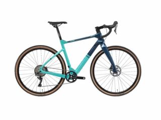 Gravelfiets met turquoise en blauw frame, racefietsuur, schijfremmen en banden met bruine zijkanten op witte achtergrond.