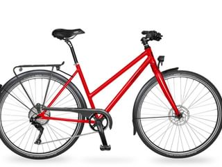 Rode Itinera toerfiets met lage instap, bagagedrager, spatborden, schijfremmen en zwarte componenten op witte achtergrond.