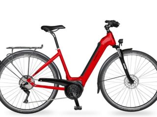 Rode Itinera toer e-bike met lage instap, zwart zadel, bagagedrager, spatborden en schijfremmen op witte achtergrond.