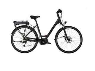 Zwarte elektrische fiets met lage instap, bagagedrager, schijfremmen en accu gemonteerd op onderbuis, in zijaanzicht.