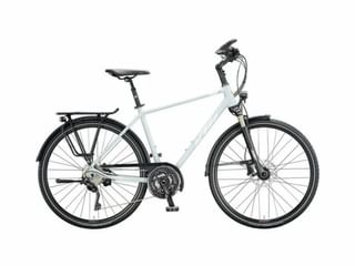 Witte toerfiets met zwarte componenten, bagagedrager achter, spatborden, schijfremmen en versnellingen op witte achtergrond.
