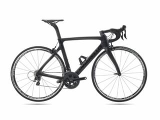 Zwarte Pinarello Prince carbon racefiets met racefietsuur en racewielen, in zijaanzicht op witte achtergrond.