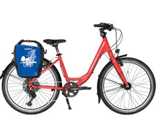 Rode lage instap fiets met blauwe waterdichte fietstas op bagagedrager, zwart zadel, stuur en meervoudige versnelling.