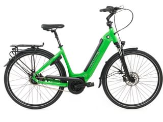 Heldergroene Velociped e-bike met lage instap, zwarte onderdelen, bagagedrager en schijfremmen op witte achtergrond.