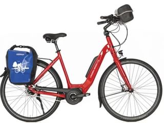 Rode elektrische fiets met lage instap, zwart zadel en stuur, blauwe fietstas op bagagedrager en zwarte spatborden op witte achtergrond.