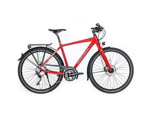 Rode toerfiets met zwarte spatborden, bagagedrager, schijfremmen en meerdere versnellingen op witte achtergrond.