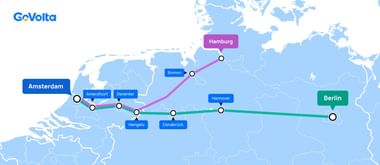 Kaart met GoVolta-fietsroutes door Noord-Europa die Amsterdam, Berlijn en Hamburg verbinden met tussenstops in Nederlandse en Duitse steden.