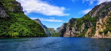 Albanie-Fjordenmeer-Komani-meer-Albanese-Alpen Albanie-Fjordenmeer-Komani-meer-Albanese-Alpen
