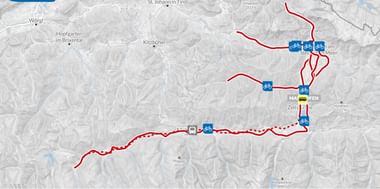 Topografische fietskaart met rode routes vanuit Maishofen in Oostenrijk, met blauwe fietssymbolen langs de paden.