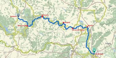 Kaart met blauwe fietsroute door Tsjechië van Budweis naar Bratislava, langs plaatsen als Slavonice, Znojmo en Breclav langs het voormalige IJzeren Gordijn.