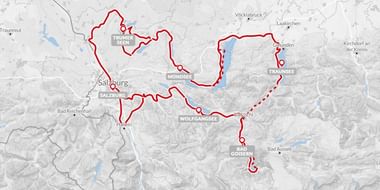 Kaart met fietsroute in rood rond Trumer Seen, Mondsee, Traunsee en Wolfgangsee meren bij Salzburg, Oostenrijk, met plaatsen en terrein.