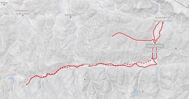 Topografische kaart met rode fietsroute door de Oostenrijkse Alpen bij Maishofen, Zell am See en Saalfelden met bergachtig terrein.