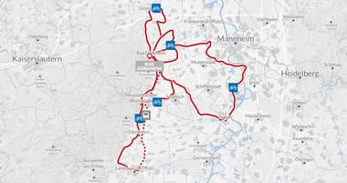 Kaart met fietsroutes in de Pfalz met rode lijnen die steden als Mannheim, Heidelberg en Kaiserslautern verbinden met fietspictogrammen.