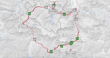 Fietsroutekaart met rode doorgetrokken en gestippelde lijnen die Berchtesgaden, Königssee, Weißbach bei Lofer, Saalfelden en Mühlbach verbinden.