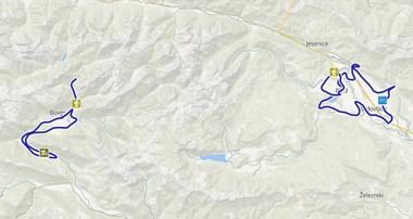 Topografische kaart met blauwe avontuurroutes in Slovenië bij Bovec en Kranjska Gora met gele activiteitenmarkeringen op grijs bergterrein.