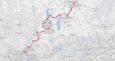 Kaart van de Beierse Jacobsroute van München naar Füssen met rode lijn die het pad markeert door plaatsen als Schäftlarn, Diessen, Ammersee en Lechbruck.