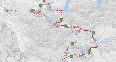 Kaart van een 10-daagse fietsroute door het Oostenrijkse merengebied, gemarkeerd met rode lijnen die plaatsen zoals Am See, Wolfgangsee en Altaussee verbinden.