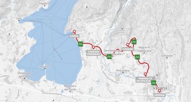 Kaart met in rood gemarkeerde fietsroute van Verona naar Gardameer via Sant'Ambrogio en Garda. Groene markeringen tonen stops langs de route.
