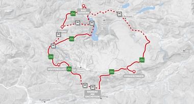 Topografische kaart met de ronde Dachstein Hoogtepad wandelroute in Oostenrijk met rode en gestippelde lijnen door bergachtig terrein.