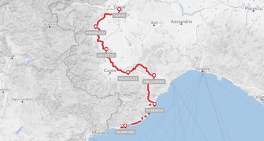 Kaart met fietsroute van Turin naar Sanremo in Italië, rood gemarkeerd via Pinerolo, Saluzzo, Mondovì, Millesimo en Albenga.
