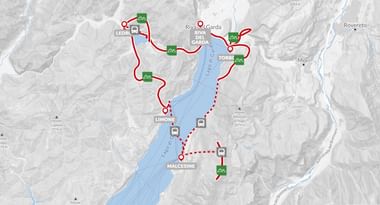 Topografische kaart met wandelroutes rond het Gardameer met rode paden, groene markeringen en plaatsnamen zoals Riva del Garda, Torbole, Limone en Malcesine.