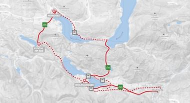 Kaart met een 5-daagse fietsroute door Oostenrijkse meren, die Mondsee, Fuschl am See, Wolfgangsee en Ischl verbindt met rode lijnen.