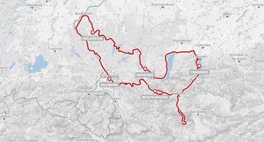 Fietsroutekaart van Salzkammergut-regio met rood pad dat tien meren rond Salzburg, Mondsee, Wolfgangsee en Traunsee in Oostenrijk verbindt.