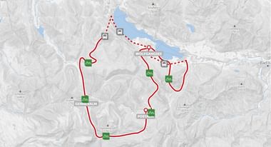 Topografische wandelkaart van Salzkammergut met rood gemarkeerde routes, groene accommodatiemarkeringen en grijze camera-iconen rond een blauw meer.