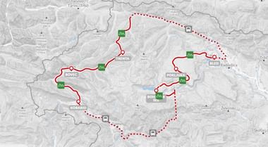Topografische kaart met wandelroutes in de Julische Alpen, Slovenië. Rode lijnen verbinden Bled, Bohinj, Bovec en Kobarid met groene markers.