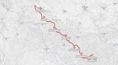 Kaart van de Rennsteig wandelroute in rood door Thüringen, Duitsland, met gemarkeerde stops zoals Eisenach, Oberhof en Masserberg.
