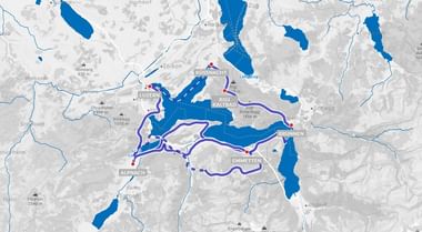 Kaart van het Meer van Luzern met omgeving Topografische kaart met het Meer van Luzern in blauw en paarse routemarkering. Steden zoals Luzern, Alpnach en Stans zijn gelabeld.