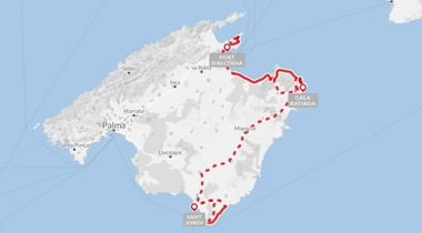 Kaart met rode fietsroute aan de oostkust van Mallorca die Port d'Alcúdia, Cala Ratjada en Sant Jordi verbindt met doorgetrokken en gestippelde lijnen.