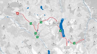 Topografische kaart met een ronde wandelroute in rood door de Walliser Alpen, gemarkeerd met groene huttensymbolen en bergtoppen met hoogtes.