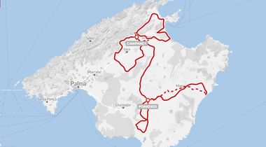 Kaart van Mallorca met rode fietsroutes in sterrenvorm vanuit Santanyí, met lussen naar Campanet en kustgebieden.