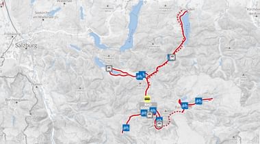 Kaart van Salzkammergut-regio met fietsroutes in rood en accommodatiesymbolen. Route verbindt meren bij Salzburg, Oostenrijk.