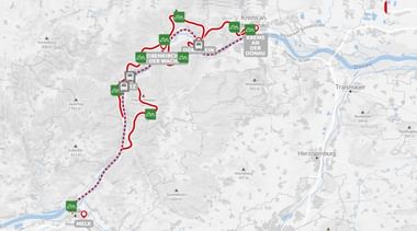 Topografische wandelkaart met routes in rood en groene markeringen tussen Melk en Krems in de Wachau langs de Donau in Oostenrijk.