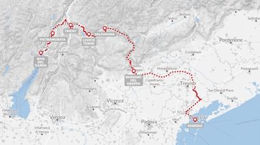 Topografische kaart met een rood gestippelde wandelroute van het Gardameer via Trento, Bassano del Grappa naar Venetië in Noord-Italië.