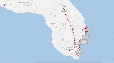 Kaart met wandelroute in Apulië, Italië, gemarkeerd met rode stippellijn van Lecce naar Marina Serra via Otranto, Porto Badisco en Santa Cesarea Terme.